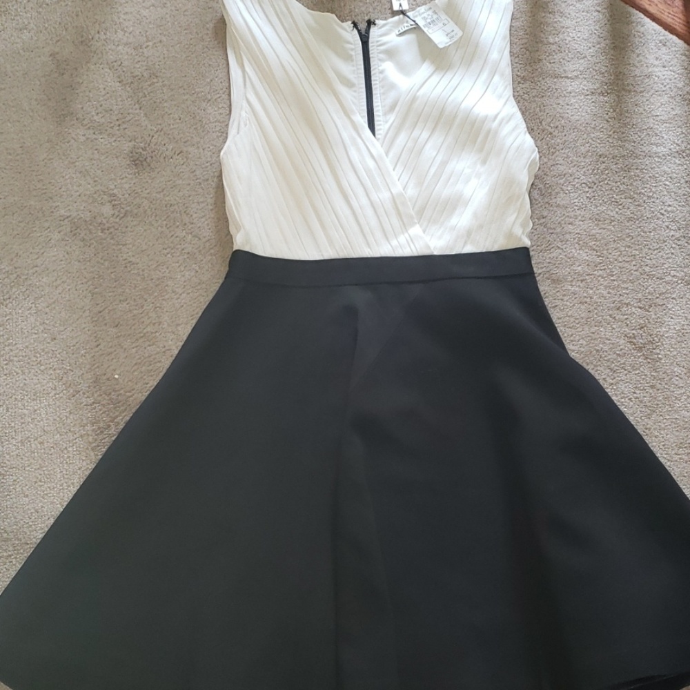Alice and olivia fit n flare NWT open back dress - Picture 2 of 7